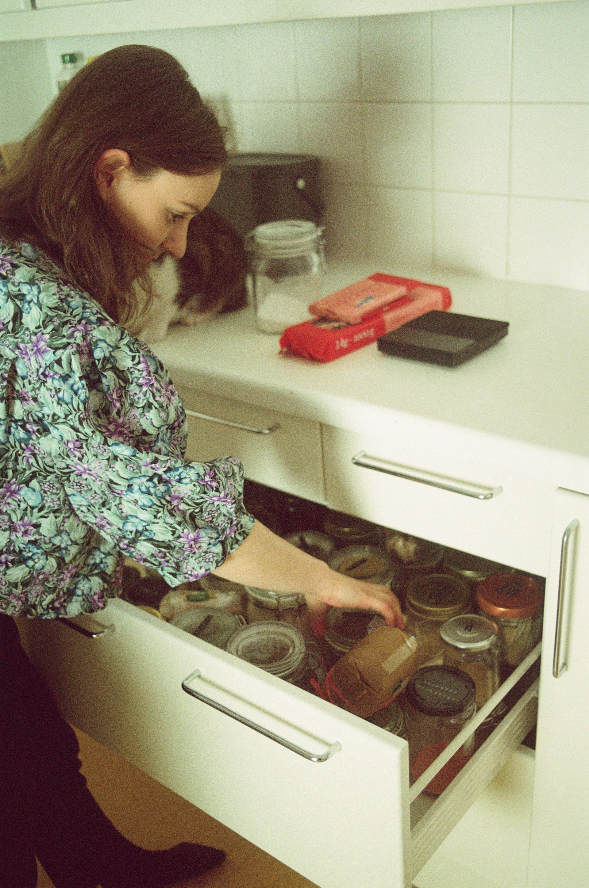 Frau öffnet Schublade in Küche