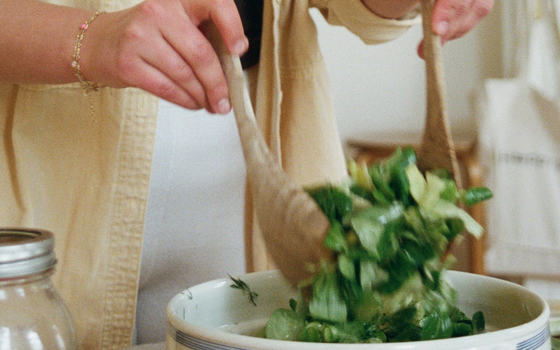Frau mischt Salat